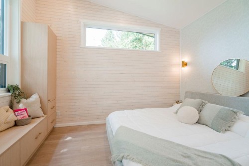 14 Croker Island E, North Vancouver, BC - Indoor Photo Showing Bedroom