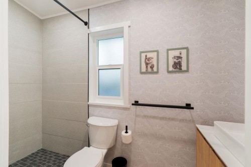 14 Croker Island E, North Vancouver, BC - Indoor Photo Showing Bathroom