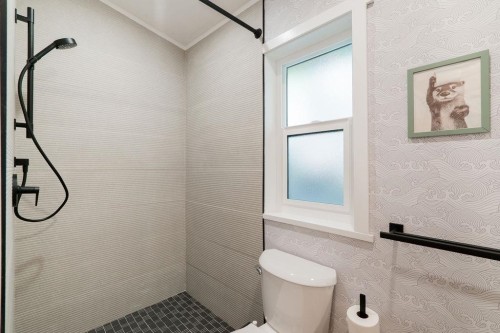 14 Croker Island E, North Vancouver, BC - Indoor Photo Showing Bathroom