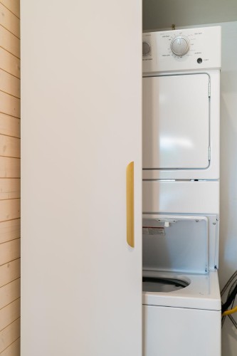 14 Croker Island E, North Vancouver, BC - Indoor Photo Showing Laundry Room
