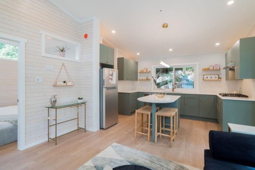 14 Croker Island E, North Vancouver, BC - Indoor Photo Showing Kitchen