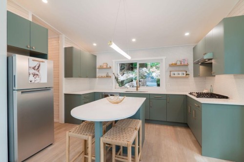 14 Croker Island E, North Vancouver, BC - Indoor Photo Showing Kitchen With Upgraded Kitchen