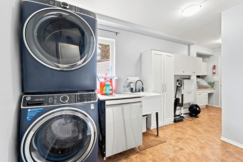 12044 Mcintyre Court, Maple Ridge, BC - Indoor Photo Showing Laundry Room