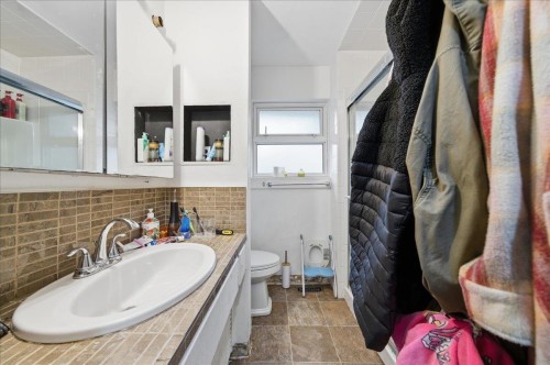 12357 189A Street, Pitt Meadows, BC - Indoor Photo Showing Bathroom