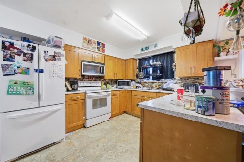 12357 189A Street, Pitt Meadows, BC - Indoor Photo Showing Kitchen With Double Sink