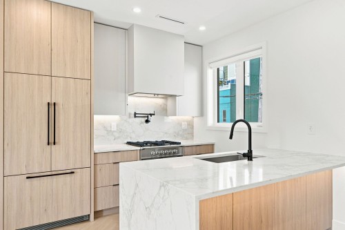 3-646 E 23Rd Avenue, Vancouver, BC - Indoor Photo Showing Kitchen With Upgraded Kitchen