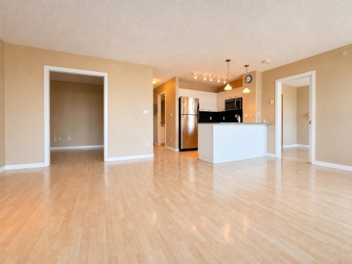 602-4333 Central Boulevard, Burnaby, BC - Indoor Photo Showing Kitchen
