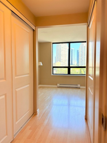 602-4333 Central Boulevard, Burnaby, BC - Indoor Photo Showing Other Room