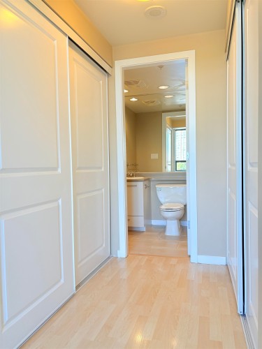 602-4333 Central Boulevard, Burnaby, BC - Indoor Photo Showing Bathroom