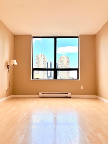 602-4333 Central Boulevard, Burnaby, BC - Indoor Photo Showing Other Room