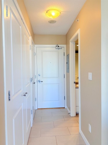 602-4333 Central Boulevard, Burnaby, BC - Indoor Photo Showing Other Room