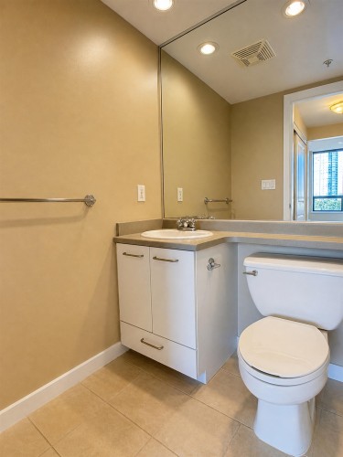 602-4333 Central Boulevard, Burnaby, BC - Indoor Photo Showing Bathroom