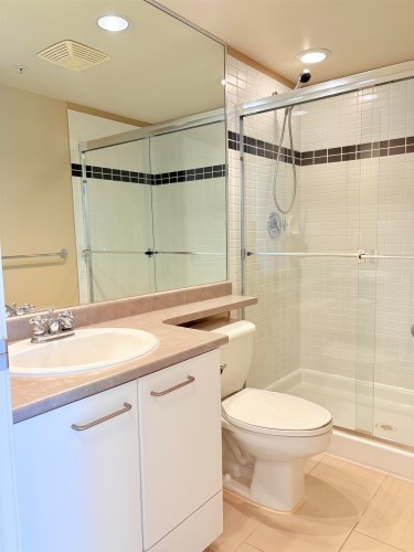 602-4333 Central Boulevard, Burnaby, BC - Indoor Photo Showing Bathroom