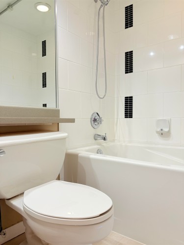 602-4333 Central Boulevard, Burnaby, BC - Indoor Photo Showing Bathroom