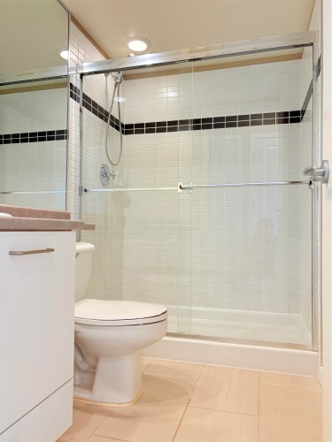 602-4333 Central Boulevard, Burnaby, BC - Indoor Photo Showing Bathroom
