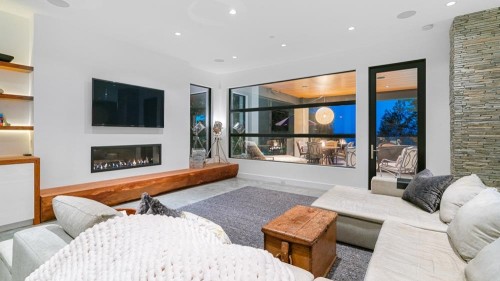 2650 Rosebery Avenue, West Vancouver, BC - Indoor Photo Showing Living Room With Fireplace