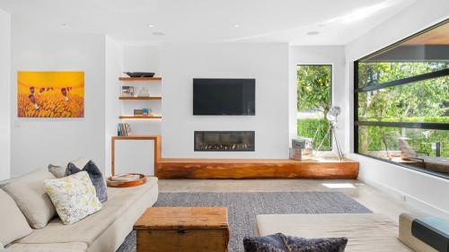 2650 Rosebery Avenue, West Vancouver, BC - Indoor Photo Showing Living Room With Fireplace