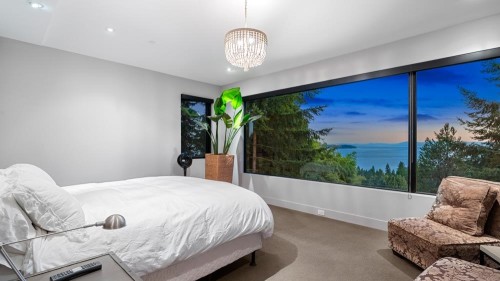 2650 Rosebery Avenue, West Vancouver, BC - Indoor Photo Showing Bedroom