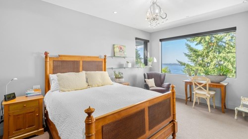 2650 Rosebery Avenue, West Vancouver, BC - Indoor Photo Showing Bedroom