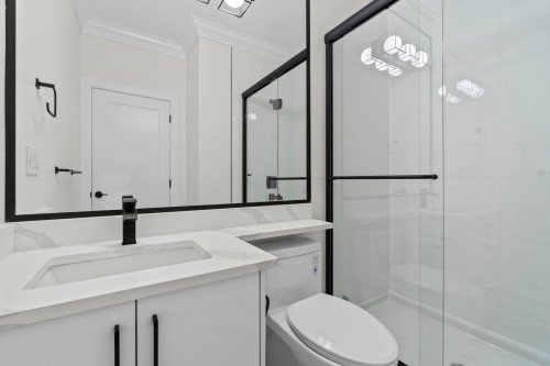 8073 18Th Avenue, Burnaby, BC - Indoor Photo Showing Bathroom