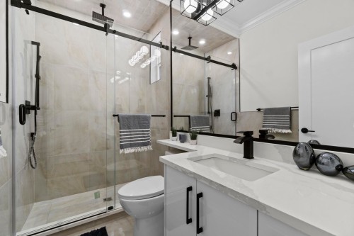 8073 18Th Avenue, Burnaby, BC - Indoor Photo Showing Bathroom