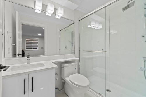 8073 18Th Avenue, Burnaby, BC - Indoor Photo Showing Bathroom