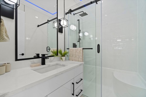 8073 18Th Avenue, Burnaby, BC - Indoor Photo Showing Bathroom