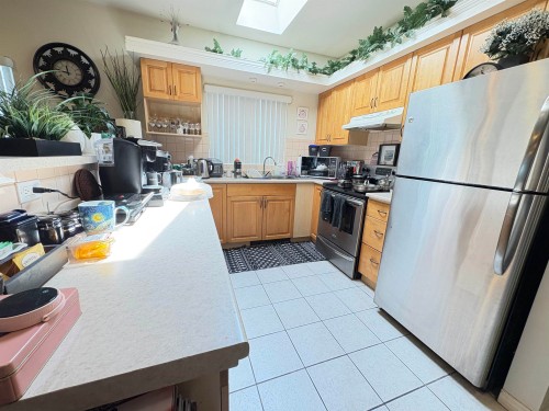 1784 Coquitlam Avenue, Port Coquitlam, BC - Indoor Photo Showing Kitchen