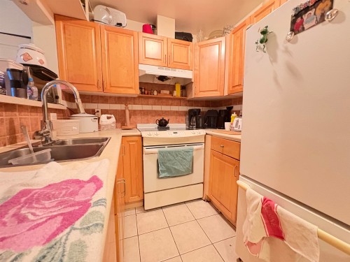 1784 Coquitlam Avenue, Port Coquitlam, BC - Indoor Photo Showing Kitchen With Double Sink