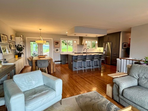 918 Baker Drive, Coquitlam, BC - Indoor Photo Showing Living Room