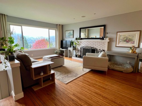 918 Baker Drive, Coquitlam, BC - Indoor Photo Showing Living Room With Fireplace