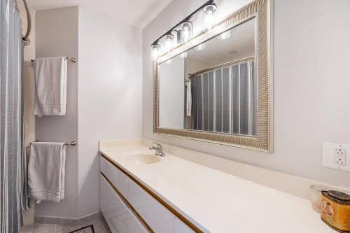 1062 Spar Drive, Coquitlam, BC - Indoor Photo Showing Bathroom