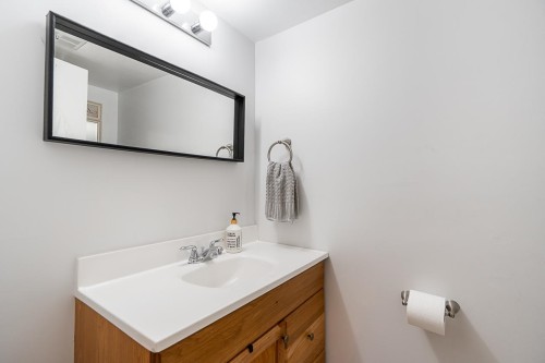 1062 Spar Drive, Coquitlam, BC - Indoor Photo Showing Bathroom