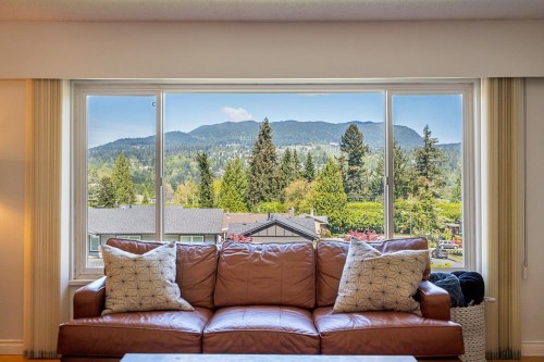 1062 Spar Drive, Coquitlam, BC - Indoor Photo Showing Living Room