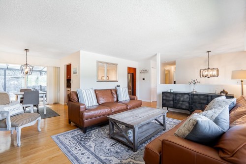 1062 Spar Drive, Coquitlam, BC - Indoor Photo Showing Living Room