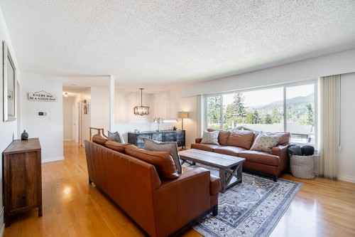 1062 Spar Drive, Coquitlam, BC - Indoor Photo Showing Living Room