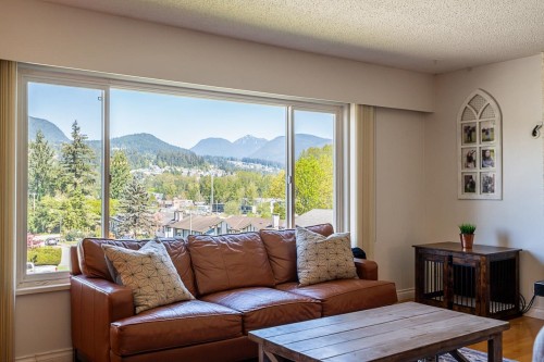 1062 Spar Drive, Coquitlam, BC - Indoor Photo Showing Living Room