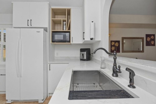 5636 Cascade Crescent, Sechelt, BC - Indoor Photo Showing Kitchen
