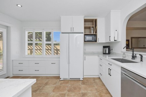 5636 Cascade Crescent, Sechelt, BC - Indoor Photo Showing Kitchen