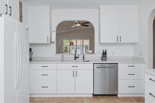 5636 Cascade Crescent, Sechelt, BC - Indoor Photo Showing Kitchen