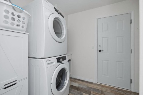 5636 Cascade Crescent, Sechelt, BC - Indoor Photo Showing Laundry Room