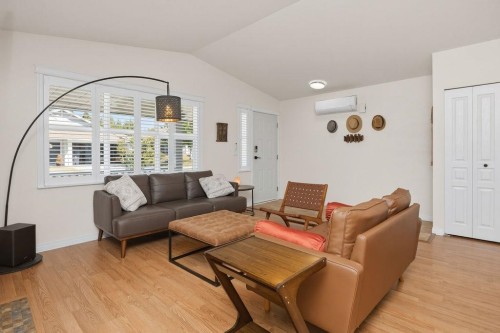 5636 Cascade Crescent, Sechelt, BC - Indoor Photo Showing Living Room