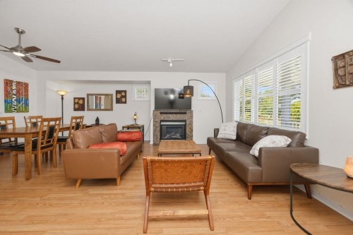 5636 Cascade Crescent, Sechelt, BC - Indoor Photo Showing Living Room With Fireplace