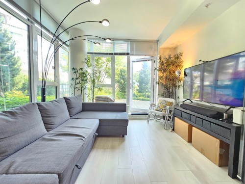 201-691 North Road, Coquitlam, BC - Indoor Photo Showing Living Room