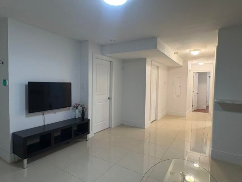 Halifax + Cliff Ave, Burnaby, BC - Indoor Photo Showing Other Room