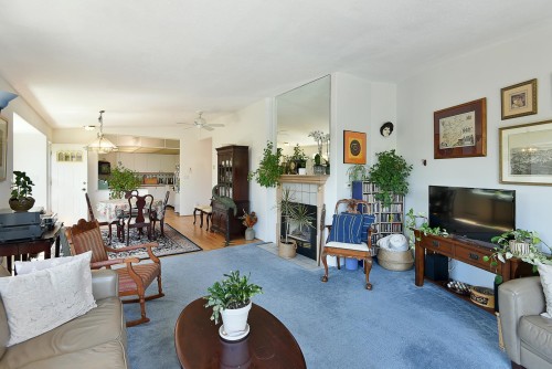 21-544 Eaglecrest Drive, Gibsons, BC - Indoor Photo Showing Living Room With Fireplace