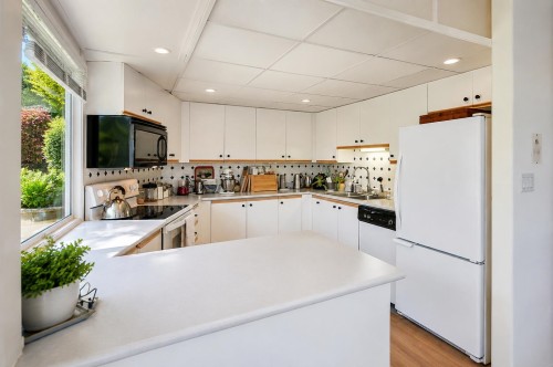 21-544 Eaglecrest Drive, Gibsons, BC - Indoor Photo Showing Kitchen With Double Sink