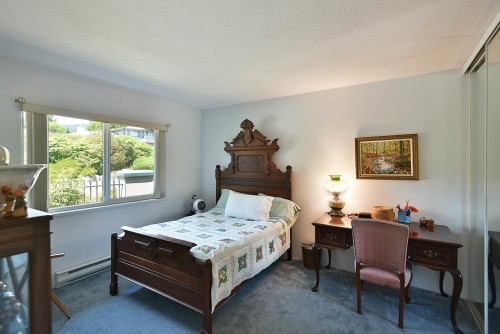 21-544 Eaglecrest Drive, Gibsons, BC - Indoor Photo Showing Bedroom