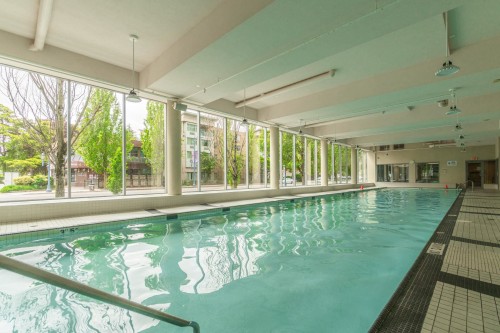 901-7373 Westminster Highway, Richmond, BC - Indoor Photo Showing Other Room With In Ground Pool