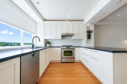 5603 Willow Street, Vancouver, BC - Indoor Photo Showing Kitchen With Upgraded Kitchen